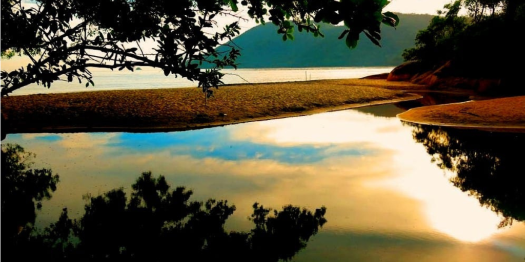 A imagem mostra a Praia do conto localizada em Ilha Grande